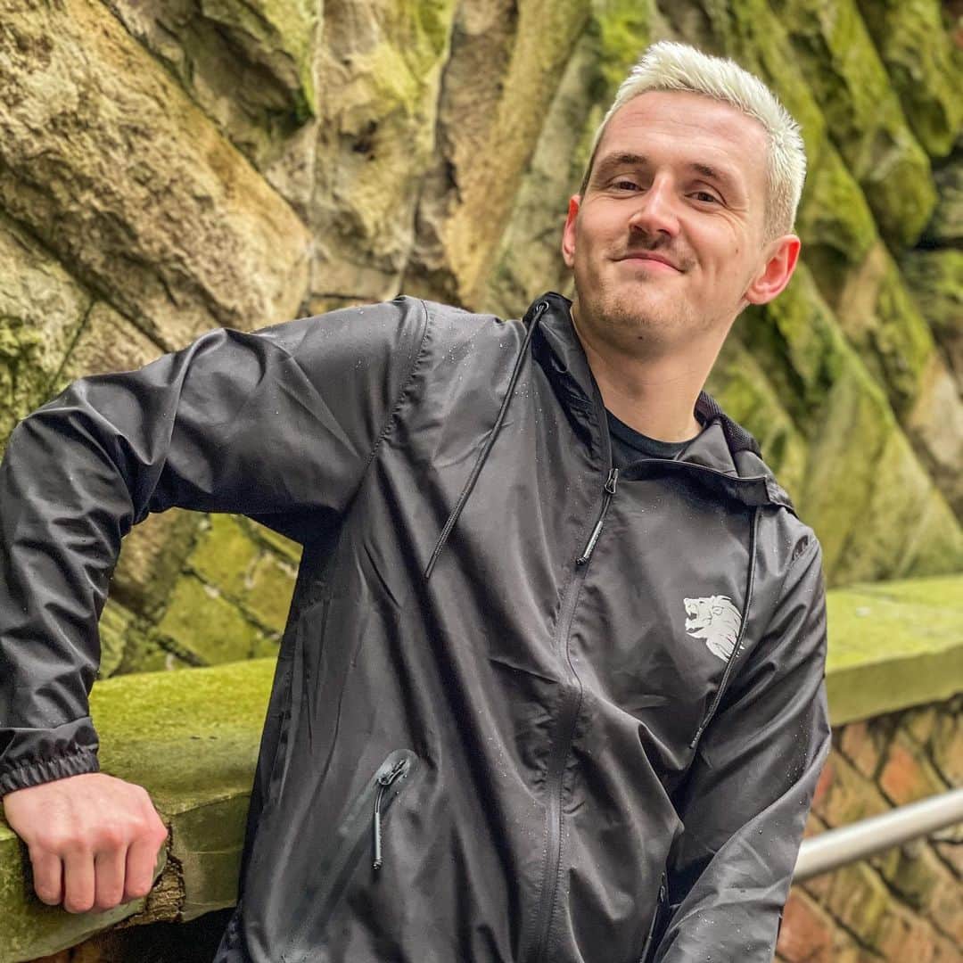 トム・キャセルのインスタグラム：「BREAKING WIND! 💨 I mean NEWS 🚨  The NEW Syndicate Original ‘Windbreaker’ is out MONDAY! 🔥🚀」