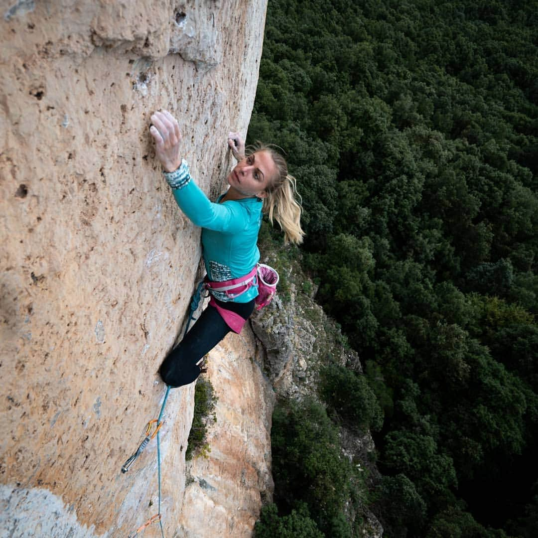 カタリーナ・ザーヴァインのインスタグラム：「It used to be normal, now it's a dream, let's hope it's possible again soon.  Photo by @tobias_lanzanasto in Sardinia before the lockdown.   #misstraveling #missrockclimbing #stayhome #staysafe #sardinia #ulassai #itsgreatoutthere #lasportiva #petzl」