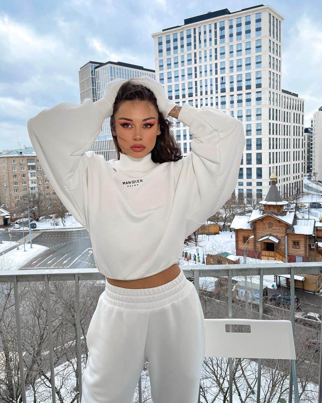 Diana Melisonのインスタグラム：「White vibes - pure desires 💬 Outfit @manekenbrand 🤍」