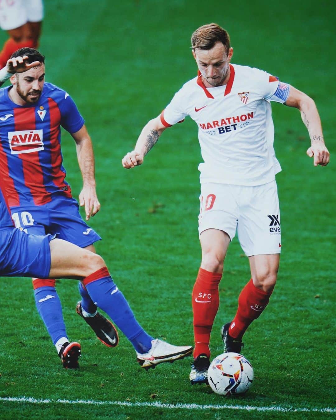 イヴァン・ラキティッチのインスタグラム：「Victoria! Muy buena actuacion del equipo! Regresamos a casa con 3 puntos importantes! ⚽️👏🏼✈️ #VamosMiSevilla #Rakitic #EibarSevillaFC」