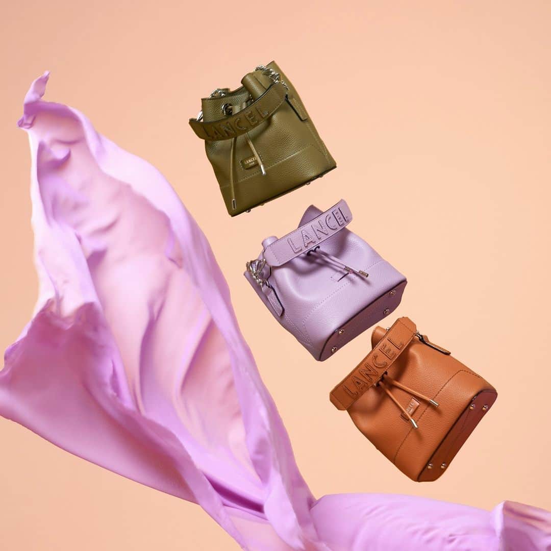 ランセルのインスタグラム：「Notre mini Ninon : la nouveauté qui tombe à pic ! Ninon – Cuir grainé – Kaki, parme et camel  Can’t help but falling for our new mini Ninon bucket Ninon – Grained leather – Khaki, mauve and camel #NinonByLancel #SS21 #Lancel」