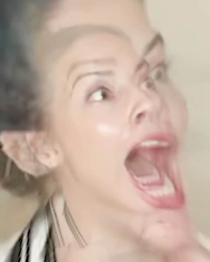 ウィットニー・カミングスのインスタグラム：「And now for the remix of @annielederman torturing me on the pod」