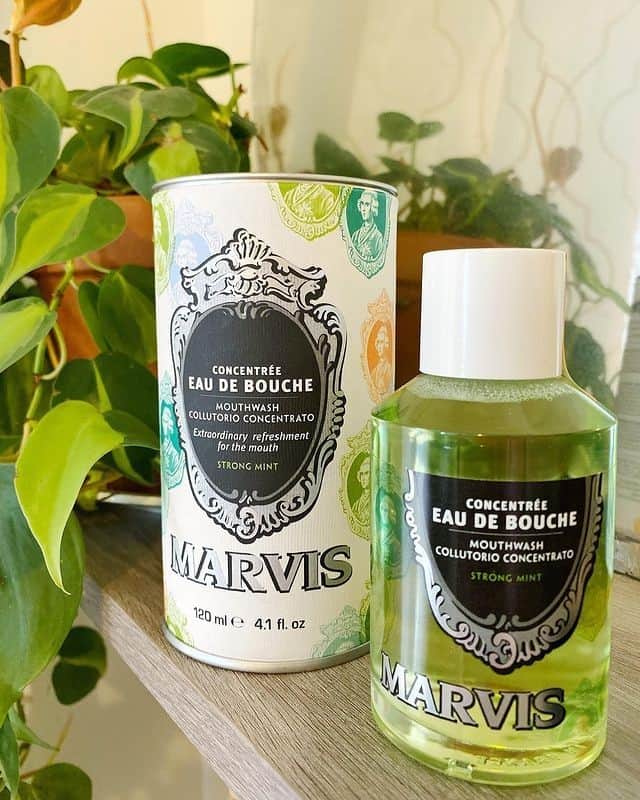 Marvis®️ Official Partnerさんのインスタグラム写真 - (Marvis®️ Official PartnerInstagram)「BYE BYE mask breath! 👋 Our Strong Mint Mouthwash Concentrate contains natural xylitol and propolis extract to promote good oral hygiene by fighting cavities and gingivitis. 🌿A few swigs leave your mouth clean, healthy, and your breath unmistakably fresh.⠀⠀⠀⠀⠀⠀⠀⠀⠀ .⠀⠀⠀⠀⠀⠀⠀⠀⠀ .⠀⠀⠀⠀⠀⠀⠀⠀⠀ .⠀⠀⠀⠀⠀⠀⠀⠀⠀ 📸@thehandsomesavage」1月31日 1時01分 - marvis_usa