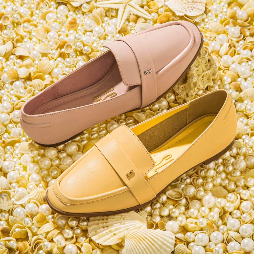 Santa Lollaのインスタグラム：「A ordem do fim de semana é garantir conforto com muito estilo! Aposte então no loafer candy color, a novidade da temporada que promete deixar seus looks mais fashionistas. [ R$169,90 cada ] #santalollaverao21 #softleather #mocassim #candycolor」