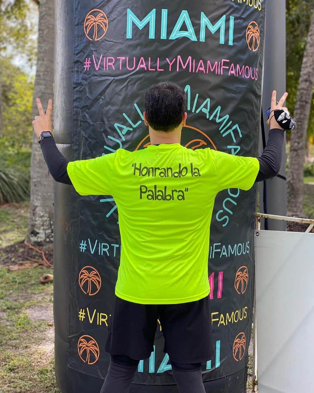 Despierta Americaさんのインスタグラム写真 - (Despierta AmericaInstagram)「¡LO LOGRARON! @collinsoficial  y @raultvgonzalez  y su #Tropaloca corrieron el  Maraton Virtual @themiamimarathon #VirtuallyMiamiFamous 📸: @lauramejiacruz」1月31日 1時05分 - despiertamerica