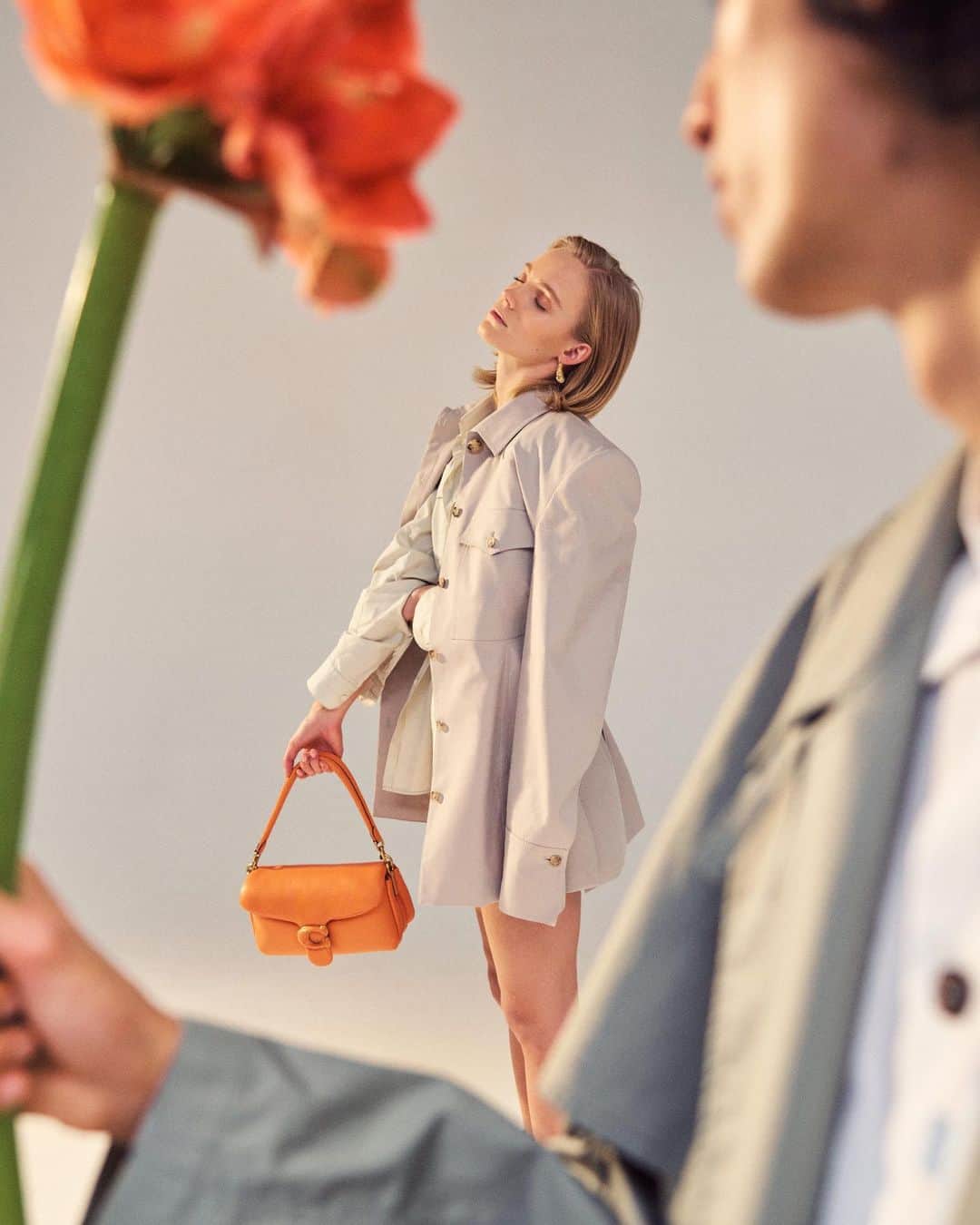 Harrodsのインスタグラム：「Basking in the beauty of Spring/Summer 2021...  Shop the shoot via our link in bio »  #Harrods #HarrodsFashion  Our stores are closed but you can still discover the #WorldOfHarrods through Personal Shopping and online at harrods.com.」