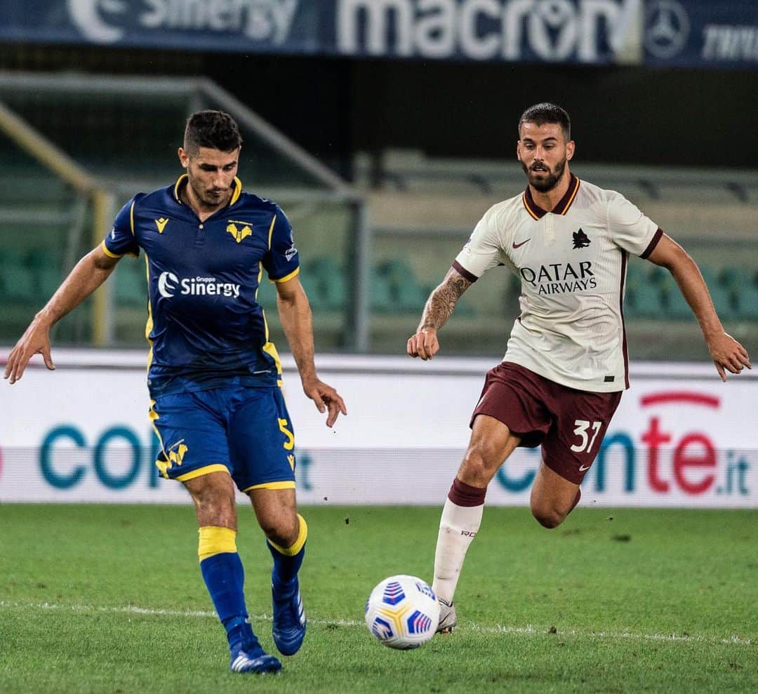 エラス・ヴェローナFCのインスタグラム：「RIPARTIAMO DA 3️⃣0️⃣  Buon girone di ritorno, gialloblù 👊🟡🔵  #DaiVerona #RomaVerona」