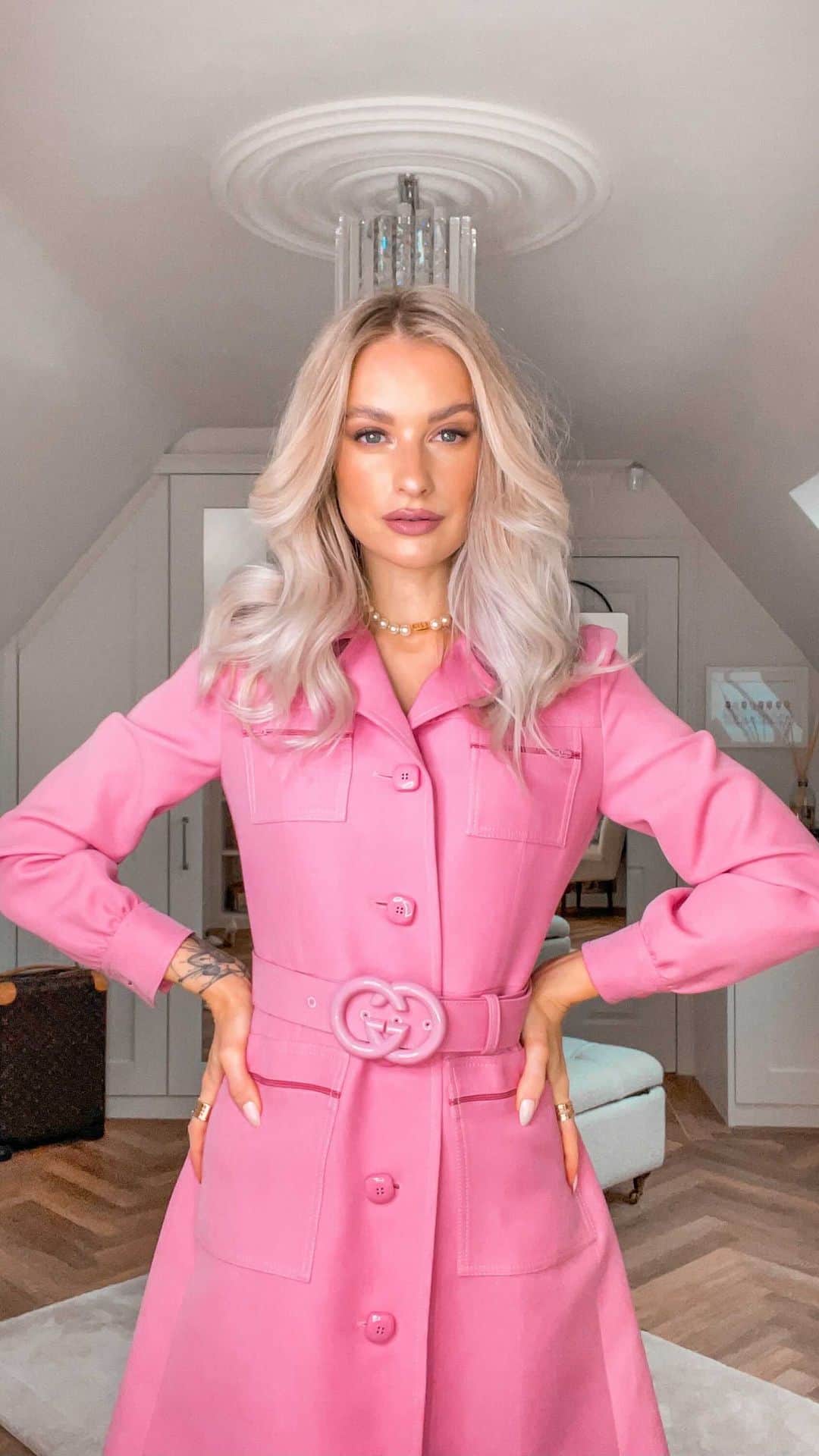 ビクトリアのインスタグラム：「“I’m Elle Woods and this is Bruiser Woods. We’re both Gemini vegetarians”. 😂 Feel free to use this audio clip we made from #LegallyBlonde, I’d love to see your #BendAndSnap ✨  #WhatIWouldBeWearing #gucci」