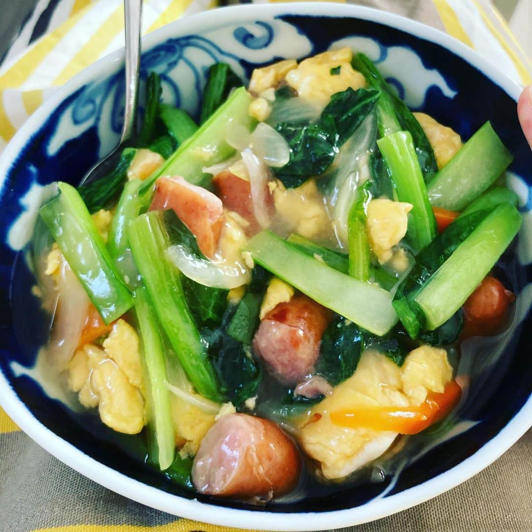 久保ミツロウのインスタグラム：「名も無きあんかけ野菜炒めを膝の上で食べる。残った分は翌日マルタイラーメンの上に乗せて食べました。冷蔵庫空っぽにするまで食材を買わない修行中です。」