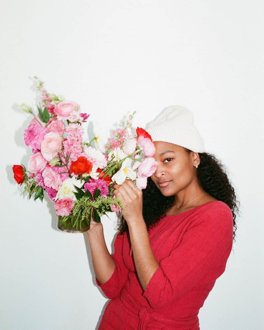 Grace Bonneyさんのインスタグラム写真 - (Grace BonneyInstagram)「Hi! I’m @biablooms • I’m back to bring more flowers to your timeline, taking over @designsponge today. 🌷 My name is Bia, and my biz @BiaBlooms is a Black woman-owned floral boutique, based in LA. I design florals and NOW also jewelry!?! Swipe to see photos of my first collection released yesterday with @localeclectic!! Just in time for Gal/Pal/Valentine’s Day ✨ Inspired by florals and a few of my own family heirlooms, the jewelry is solid gold with beautiful gemstones. See and shop via biablooms.com/gold. 💞  SO. Lil Backstory! The diamond & opal necklace in this collection is a reimagined version of the opal necklace my sweet grandmother gifted to me on my wedding day. She couldn’t be there in person to see me walk down the aisle, but I got to have her with me, near my heart via her necklace. It is one my most prized possessions. And I’m so happy to see it reimagined via this jewelry capsule collection! Lots of other beautiful delicate pieces too!  🌿 10% of each sale from the collection will benefit the Equal Justice Initiative (@eji_org) and their work to end mass incarceration, excessive punishment and racial injustice.」1月31日 1時23分 - designsponge