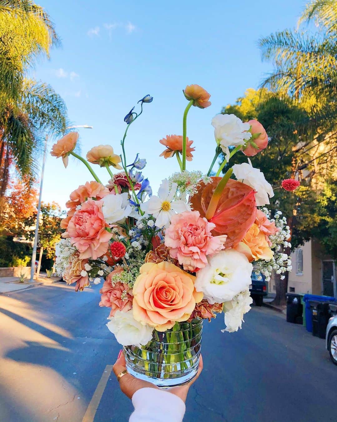 Grace Bonneyのインスタグラム：「Hi! I’m @biablooms • I’m back to bring more flowers to your timeline, taking over @designsponge today. 🌷 My name is Bia, and my biz @BiaBlooms is a Black woman-owned floral boutique, based in LA. I design florals and NOW also jewelry!?! Swipe to see photos of my first collection released yesterday with @localeclectic!! Just in time for Gal/Pal/Valentine’s Day ✨ Inspired by florals and a few of my own family heirlooms, the jewelry is solid gold with beautiful gemstones. See and shop via biablooms.com/gold. 💞  SO. Lil Backstory! The diamond & opal necklace in this collection is a reimagined version of the opal necklace my sweet grandmother gifted to me on my wedding day. She couldn’t be there in person to see me walk down the aisle, but I got to have her with me, near my heart via her necklace. It is one my most prized possessions. And I’m so happy to see it reimagined via this jewelry capsule collection! Lots of other beautiful delicate pieces too!  🌿 10% of each sale from the collection will benefit the Equal Justice Initiative (@eji_org) and their work to end mass incarceration, excessive punishment and racial injustice.」