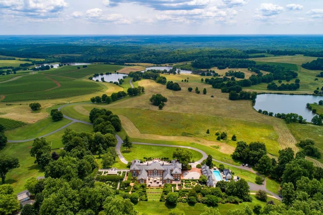 トランプ・ホテルのインスタグラム：「A private estate tucked away in the heart of Virginia's largest operating vineyard, the @albemarleestate was Designed for Exceptional Experiences.」