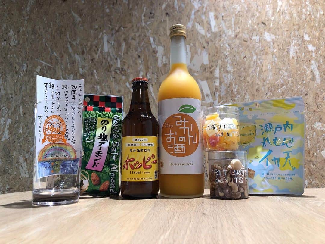 土井コマキのインスタグラム：「ありがとうございますエリーさん🤍 「スナックエリー」で20周年のお祝いしてもらいました。podcastにも。エリーさんの優しさに甘えてます。お手紙嬉しくて。 #スナックエリー  #doi20th」