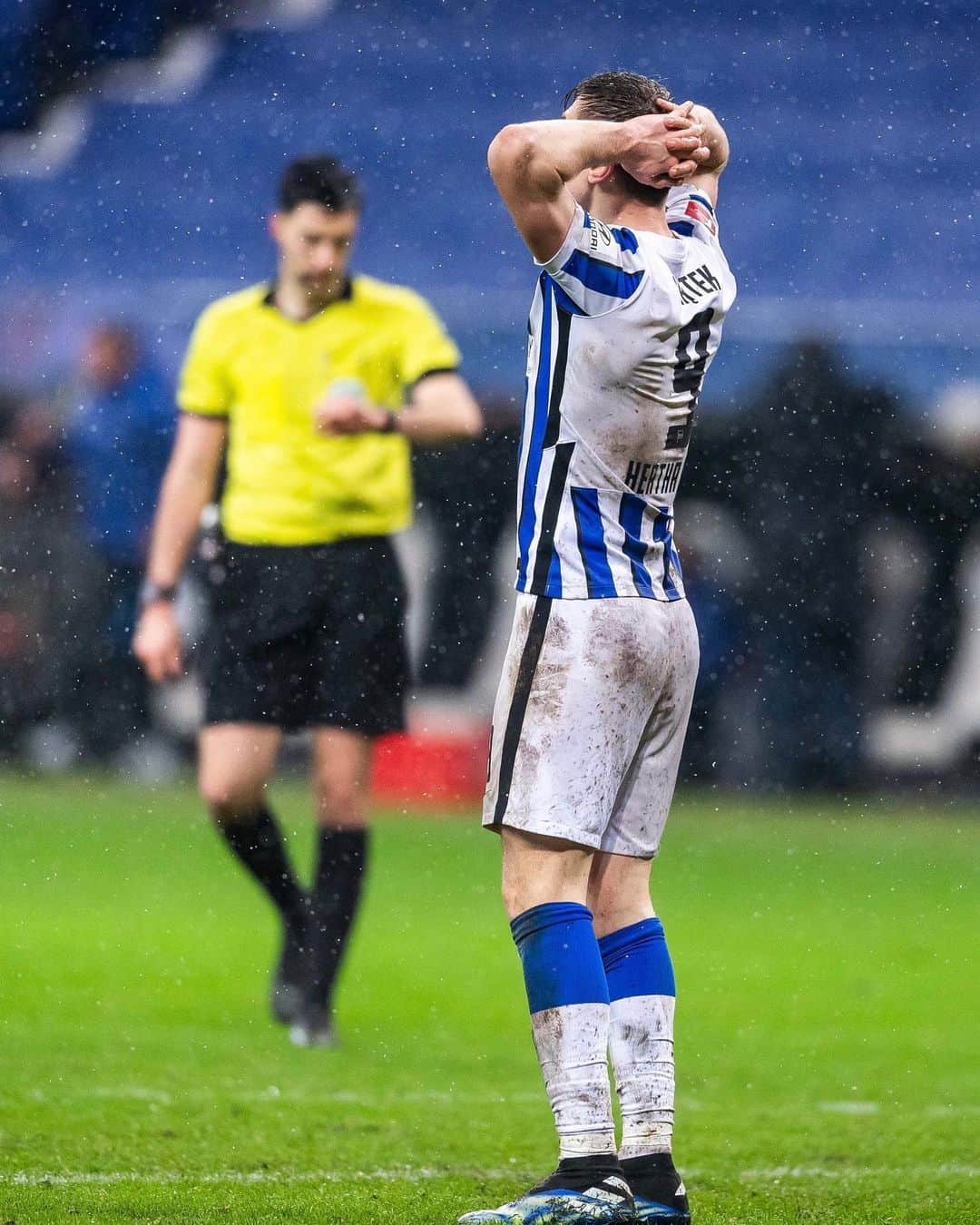 ヘルタ・ベルリンのインスタグラム：「Schlusspfiff in Frankfurt. 😶 Schade, Jungs! Kampfgeist mitnehmen und beim nächsten Mal auch die Punkte!!! ✊ . . #SGEBSC #HaHoHe #herthabsc」