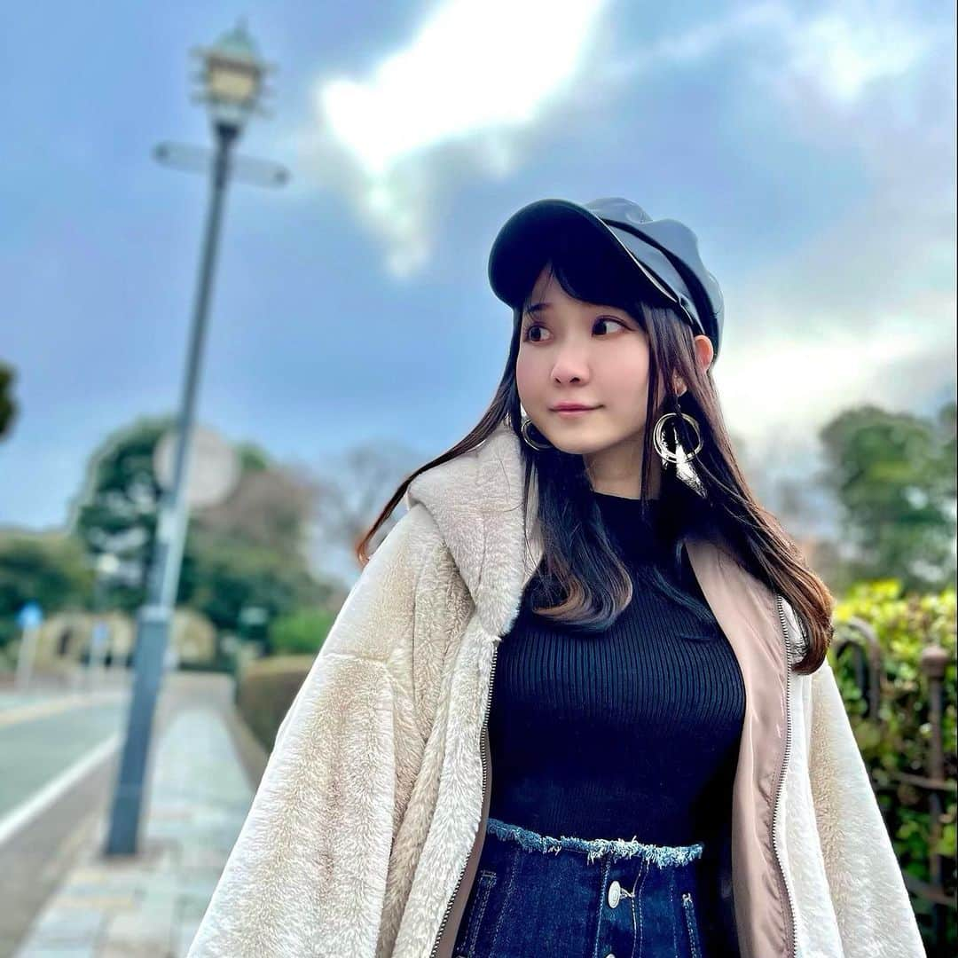 秋田知里さんのインスタグラム写真 - (秋田知里Instagram)「27才になりました🕊猫年齢で言うと2才9ヶ月です🐈笑　これからも歌などを通して皆様に素敵な世界をお届けできるよう努めていきますので、これからもよければ一緒に歩んでいって下さると嬉しいです🎉 今年こそ魅力的な大人の女性になれるように頑張ります👸✨  #秋田知里」1月31日 1時37分 - akitachisato_official