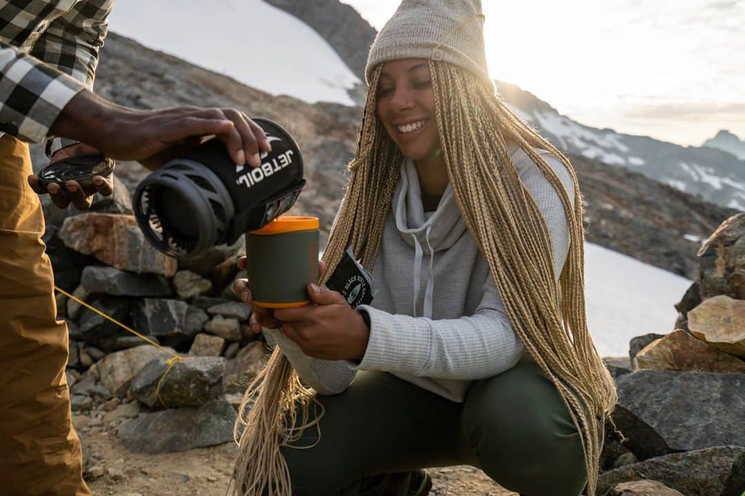 マーモットのインスタグラム：「When the call time for the shoot is at sunrise, it's not always easy to see the mug is half full. Though when the gear is warm and fits well, it makes it a lot easier.    #seriouslyfun  Photo: @adammoweryphoto」