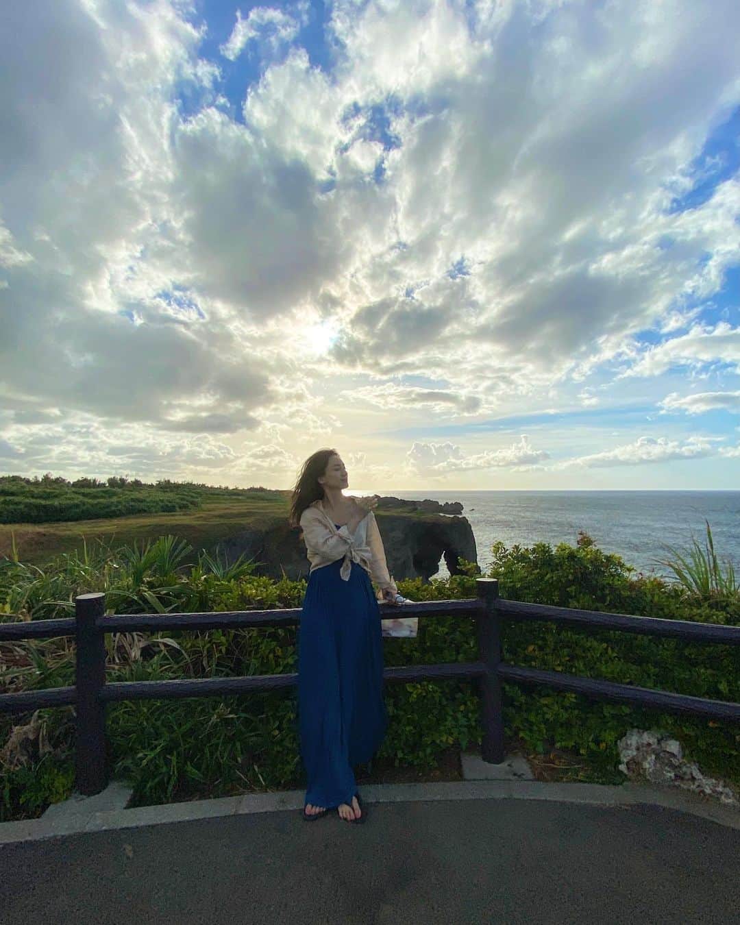 森川侑美さんのインスタグラム写真 - (森川侑美Instagram)「パワー感じる一枚🌤 心を豊かにする自然が大好き🍃 ..見てるだけで風のにおい思い出す🐱  #空#海#風#深呼吸 #blue」1月31日 1時51分 - yumi.morikawa322