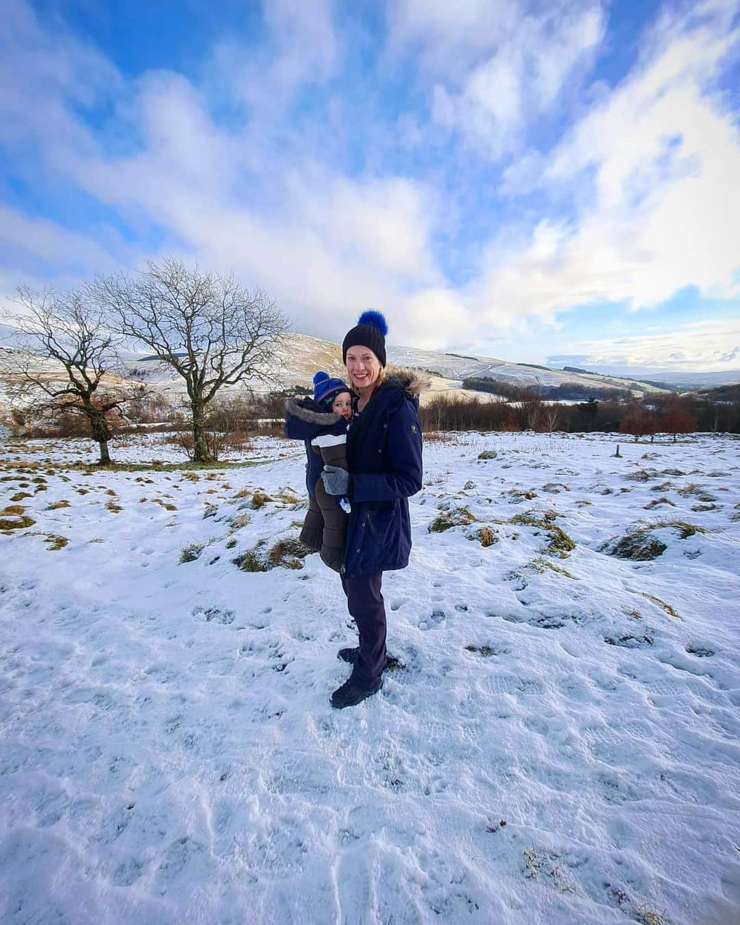 エイリー・チャイルドのインスタグラム：「Snow still hanging around up the hill ❄️🌨 Poor Campbell could hardly move the amount of layers I had on him 😂 at least the dogs were free to run around crazy! 💙」