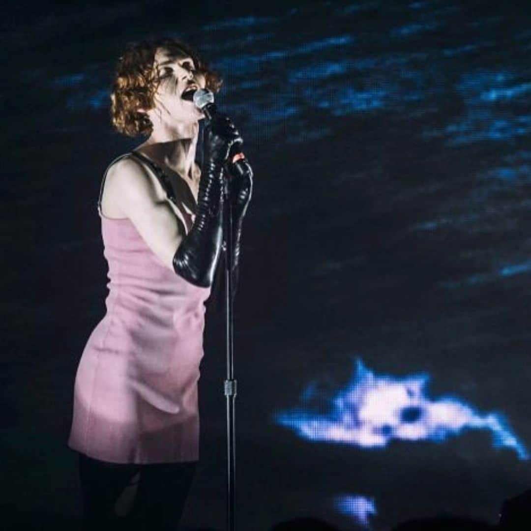 アリー・エックスのインスタグラム：「SOPHIE’s music and presence is always a shining light that guided so many of us working in pop (and countless other genres). It will continue to be. I believe it will be in text books. We will not forget the magic she created, the boundaries she pushed and the kindness  she was known for. Rest in power SOPHIE. Thank you for your gifts and may those  closest to you feel your angelic presence guide them through the pain of losing you. This is what an icon looks like. 💙」