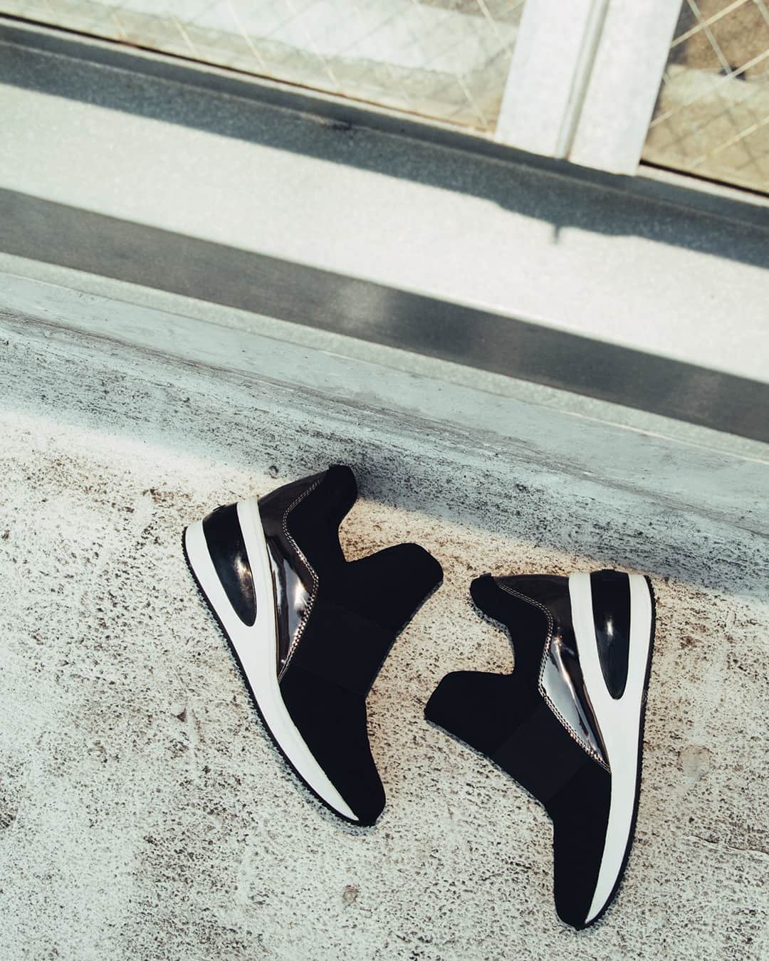 DKNYのインスタグラム：「Walk it out. Tap to shop the Borg Sneaker. #DKNYSTATEOFMIND」
