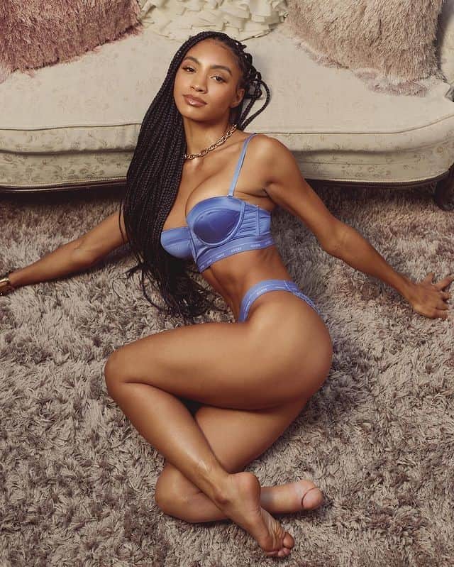 ゲスのインスタグラム：「valentine on the mind 💜✨ @phenixsoul in #GUESSLingerie」