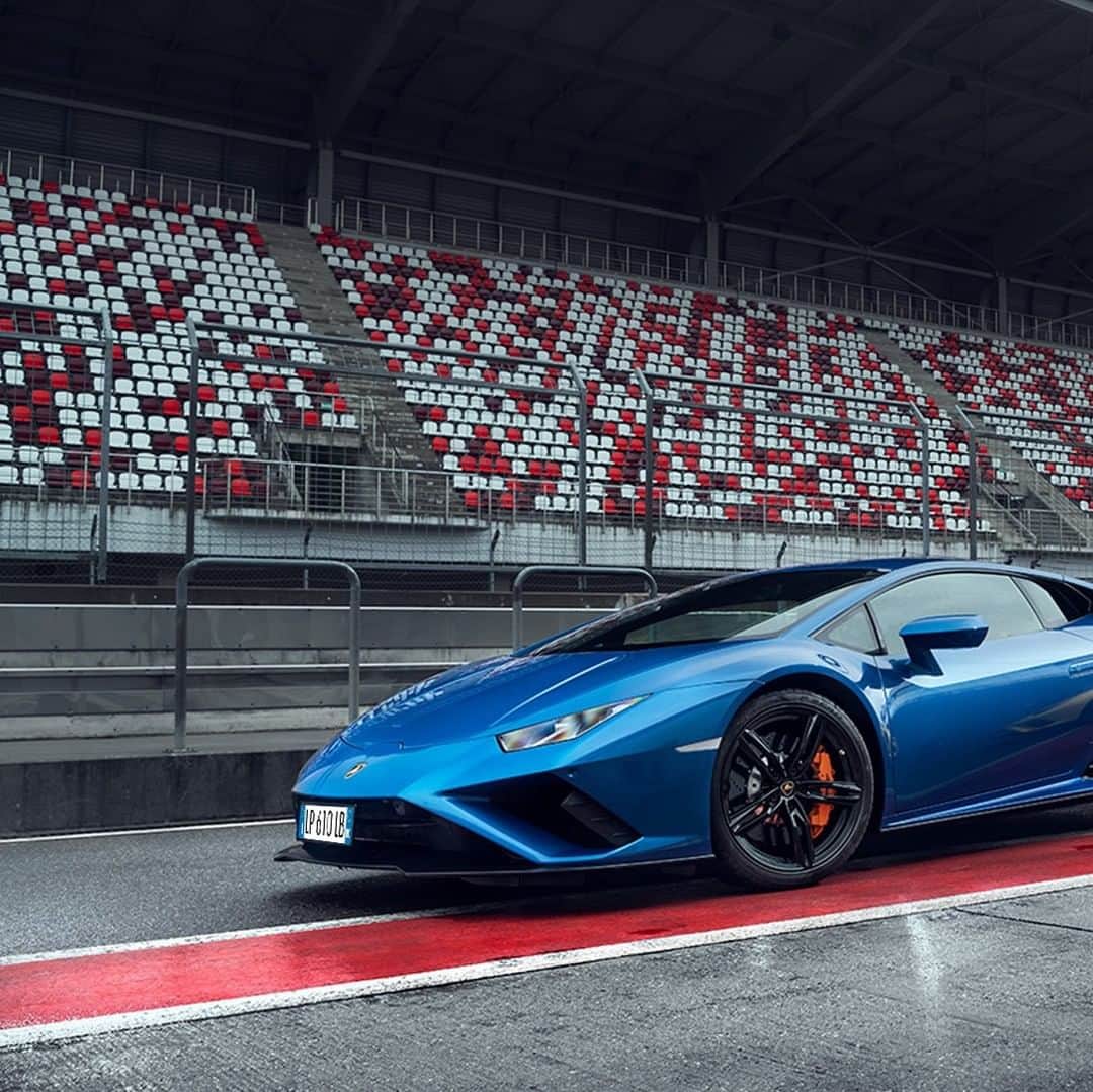 ランボルギーニのインスタグラム：「The storm within you fuels your passion.   With its unique design and its strive for perfection, the Huracán EVO RWD redefines the concept of excellence by embracing the origins of its mechanical purity.   #Lamborghini #HuracanEVORWD #RewindToRWD」