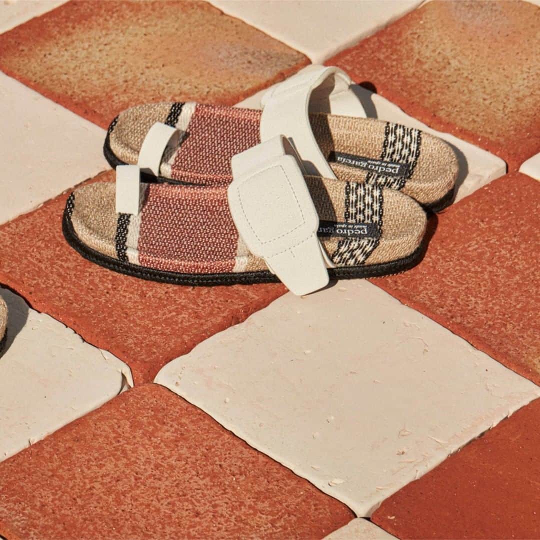 ペドロガルシアのインスタグラム：「Contrast plays an essential role in our designs. Style: Ayla/ ‘faux’ buckle toe ring in chalk castoro suede. #pedrogarciashoes #madeinspain」