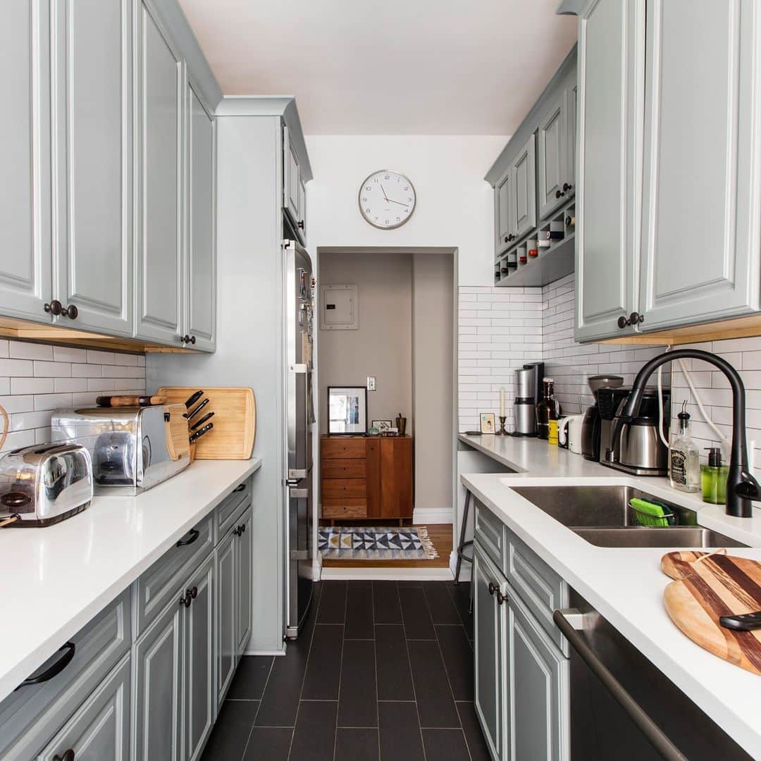 Sweeten Homeのインスタグラム：「Sometimes minor changes can make a drastic difference, like refinishing these kitchen cabinets in a modern grey 🖌️✨⁠ ⁠ Cabinet Paint: Puritan Gray by @benjaminmoore⁠ .⁠ .⁠ .⁠ #renovatefearlessly #sweetenreno #sweetenreno⁠ #renovation #homesweethome #designinspiration #housegoals #dreamkitchen #kitchenremodel #kitchendesign」