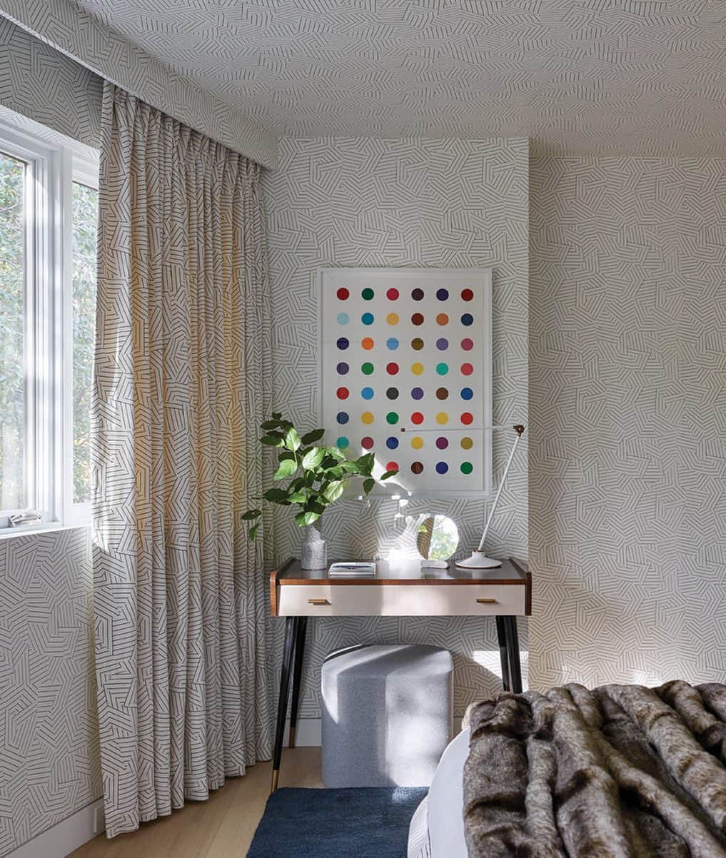 Homepolishのインスタグラム：「Infuse your #WFH nook with a groovy twist through coordinated curtains and wallpaper. Add modern art for a statement-making Zoom backdrop. Design by @monarossberman, photo by @richardpowersphoto.   Check out the link in bio for more design inspo and pro tips.」