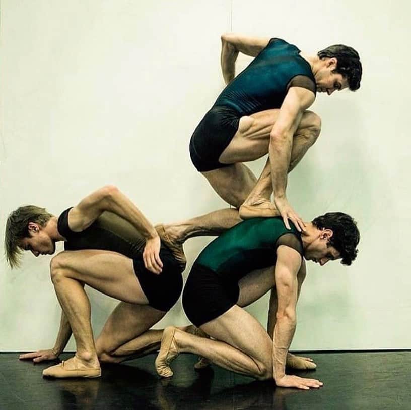 ロベルト・ボッレのインスタグラム：「Posted @withregram • @josecarlosblancomartinez Two years ago I had the pleasure to set Remanso of @duatonacho  for this amazing dancers  @robertobolle @timandrijashenko @nicola_del_freo . I hope to have the chance to work with all of them in the future. @duatonacho @robertobolle #bolleandfriends @timandrijashenko @nicola_del_freo #scaladimilano #danceworld #maledancer #balletworld #ilovemyjob」