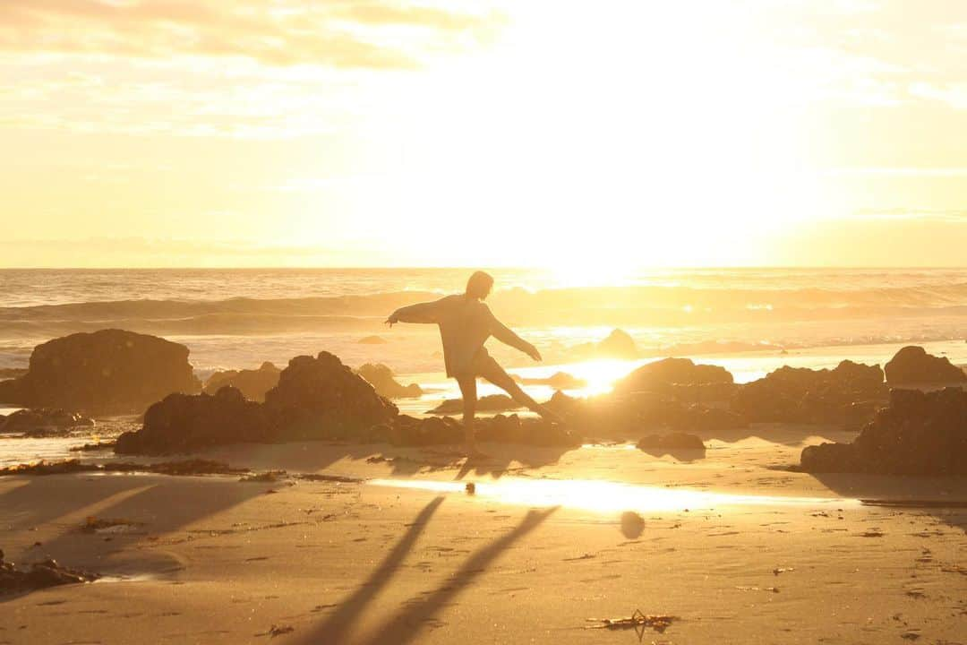 ステイシー・ハイダックのインスタグラム：「Always walk through life as if you have something new to learn and you will. -Vernon Howard- Much Love & Light on this beautiful Saturday!!❤️💋🤩 Photo: by @sophia_tatum  #sunset #malibu #loveandlight」