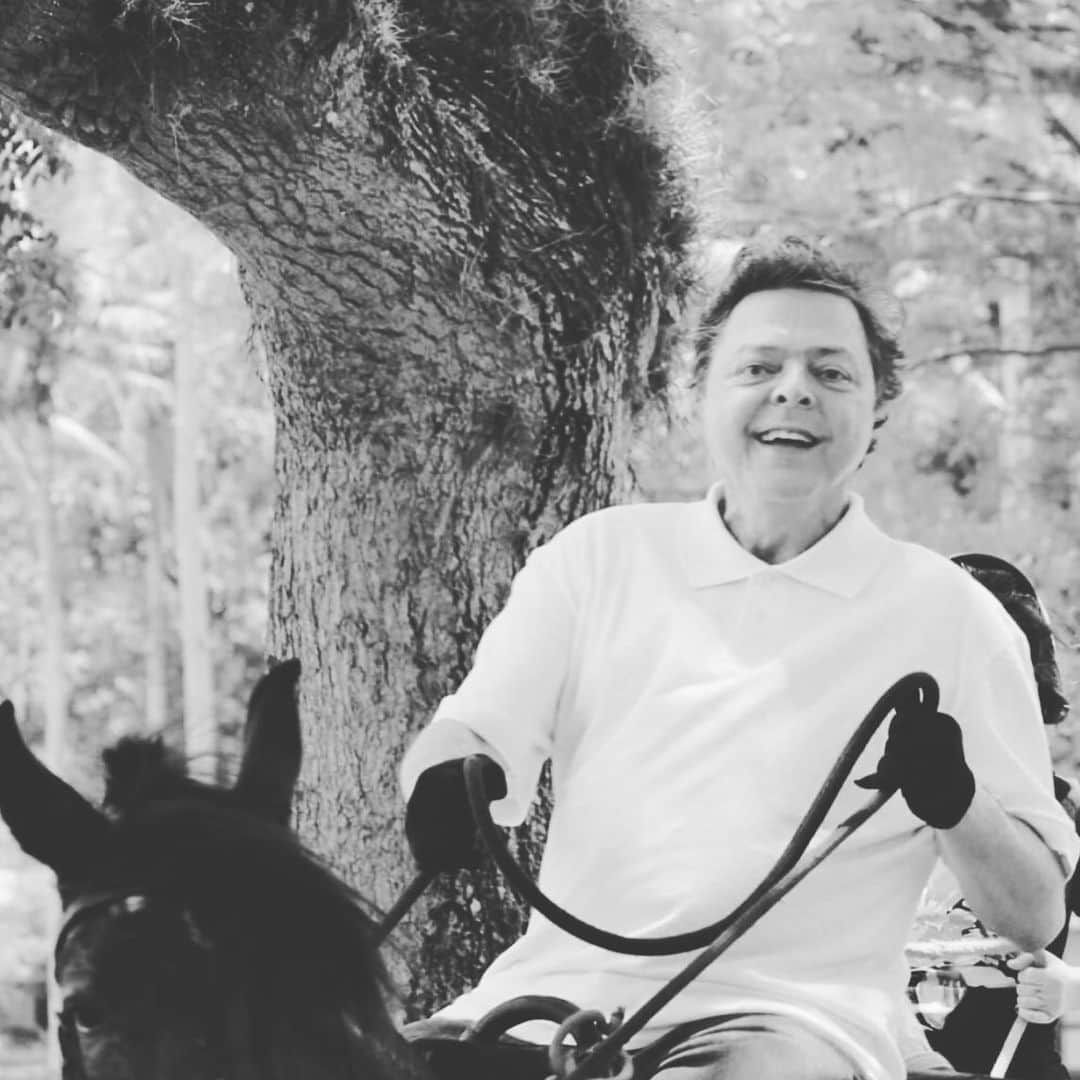 Preta Gilのインスタグラム：「Hoje é um dia muito triste para nossa família, nosso primo amado Líber Gadelha descansou, venho aqui prestar uma singela homenagem a ele que deixa um legado lindo na música popular Brasileira, filhos e neto lindos e muita saudade para todos que conviveram com ele !!! Minha prima @luizapossi eu sinto muito pela sua perda e de seus irmãos seu pai foi um cara incrível eu me lembro tanto de quando era criança e viajamos pra casa de Tia Léa em búzios !! Muitas lembranças!! #ripLiberGadelha」