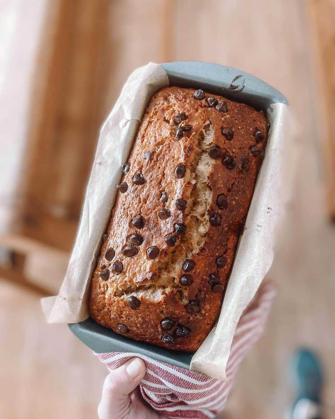 Eat With Steph & Coのインスタグラム：「Does anyone else forget to eat the bananas they buy and end up making banana bread  EVERY TIME?! Just me ? 🍌   Easy thing to make vegan if you are doing veganuary or reducing your dairy!  I used @hummusapien chocolate chip banana bread recipe and it’s a winner!   👩🏻‍🍳 📷 @thetessaproject」