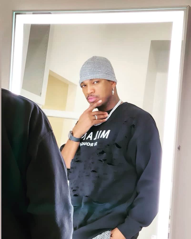 NE-YOのインスタグラム：「To look in the mirror and think’ “damn I’m fine...” Is that vanity or just self love? Whatever it is, it looks good on me😏 #ISaidWhatISaid #DontAgreeDidntAskDontCare #AintNobodyGonnaLoveLikeME @impressionsvanity Good lookin’ out.」