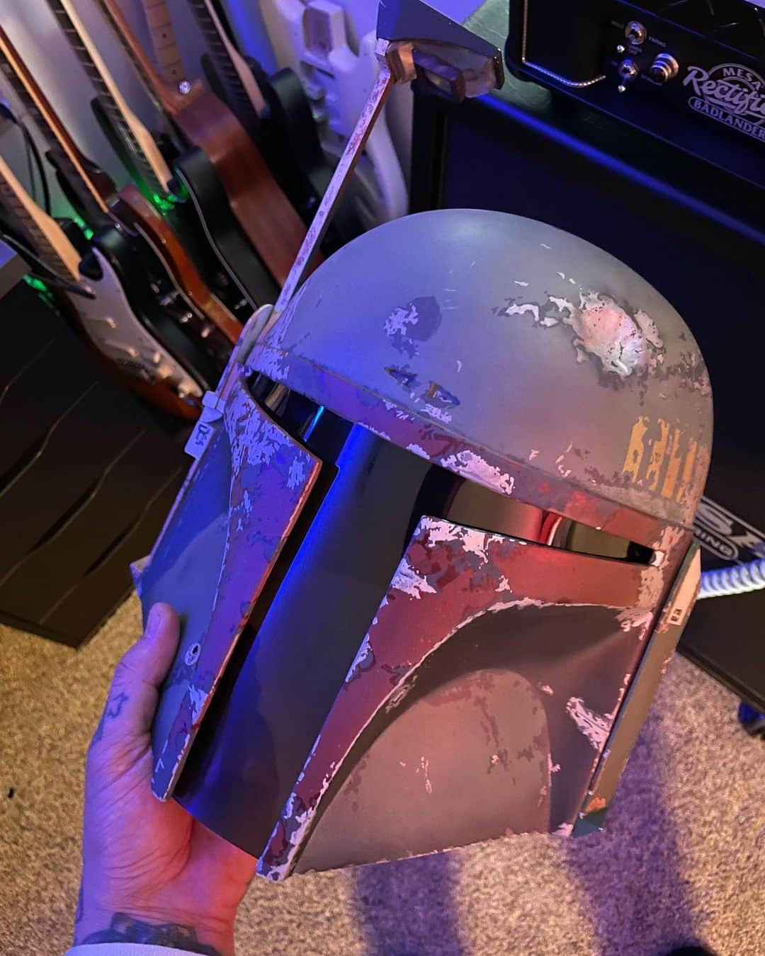 トニー・ペリーのインスタグラム：「Thank you so much @famousfett !!! This helmet looks so good! 🤘🤘」