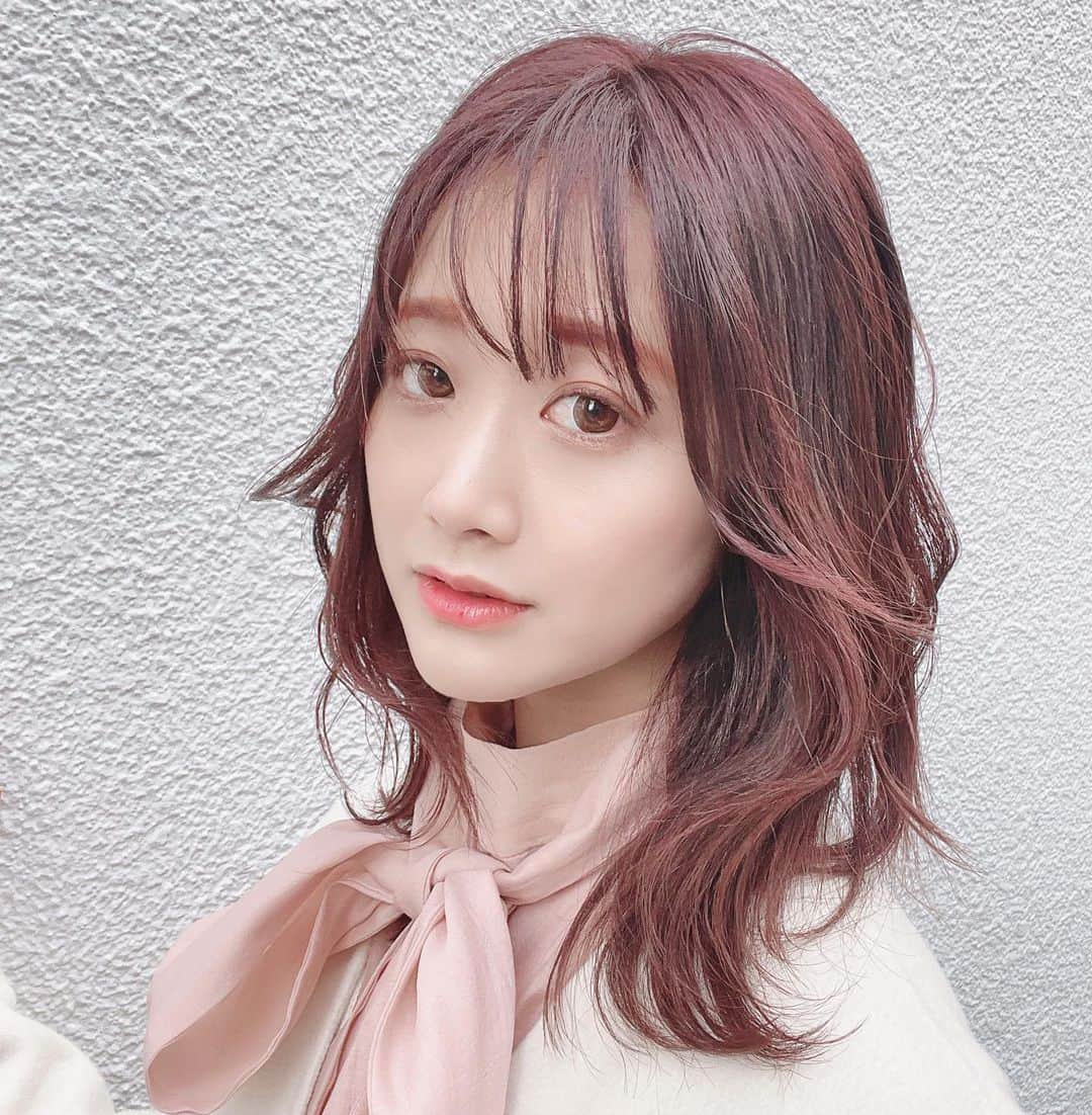 斉藤潤一のインスタグラム：「『この暗い冬早く終われ』という事で 春色のピンクにボルドー20% 重めに切りすぎると春らしさがなくなるので少しくびれの効いたレイヤーに前髪シースルー #斉藤潤一  明るいカラーが好きな方は是非 . 〒150-0041 東京都渋谷区神南 ご予約はこちらへ ☞☞ TEL ☏﻿ ﻿03-3462-2093 web  roco@1cs.jp 渋谷 美容室 #rocospearz . 〒150-0041 東京都渋谷区神南1-14-9 第7FMGビルB1F . . ご予約はこちらへ ☞☞ TEL ☏﻿ ﻿03-3462-2093 web  roco@1cs.jp . ★平日  open  11:30-22:30 ★土日祝  open  11:00-21:30  #渋谷#東京#oggiotto#新宿#新宿美容室#ヘアアレンジ #韓国風ヘア #バレイヤージュ #hair#渋谷美容室 #インナーカラー#オシャレ #外国人風カラー#ロングヘア #ヘアアレンジ #ケアブリーチ  #アッシュ #newcolor # #tokyo #shibuya #hair #longhair #モデル#バレイヤージュカラー #ファッション　#美容師 #패션 #미용사 #미용」