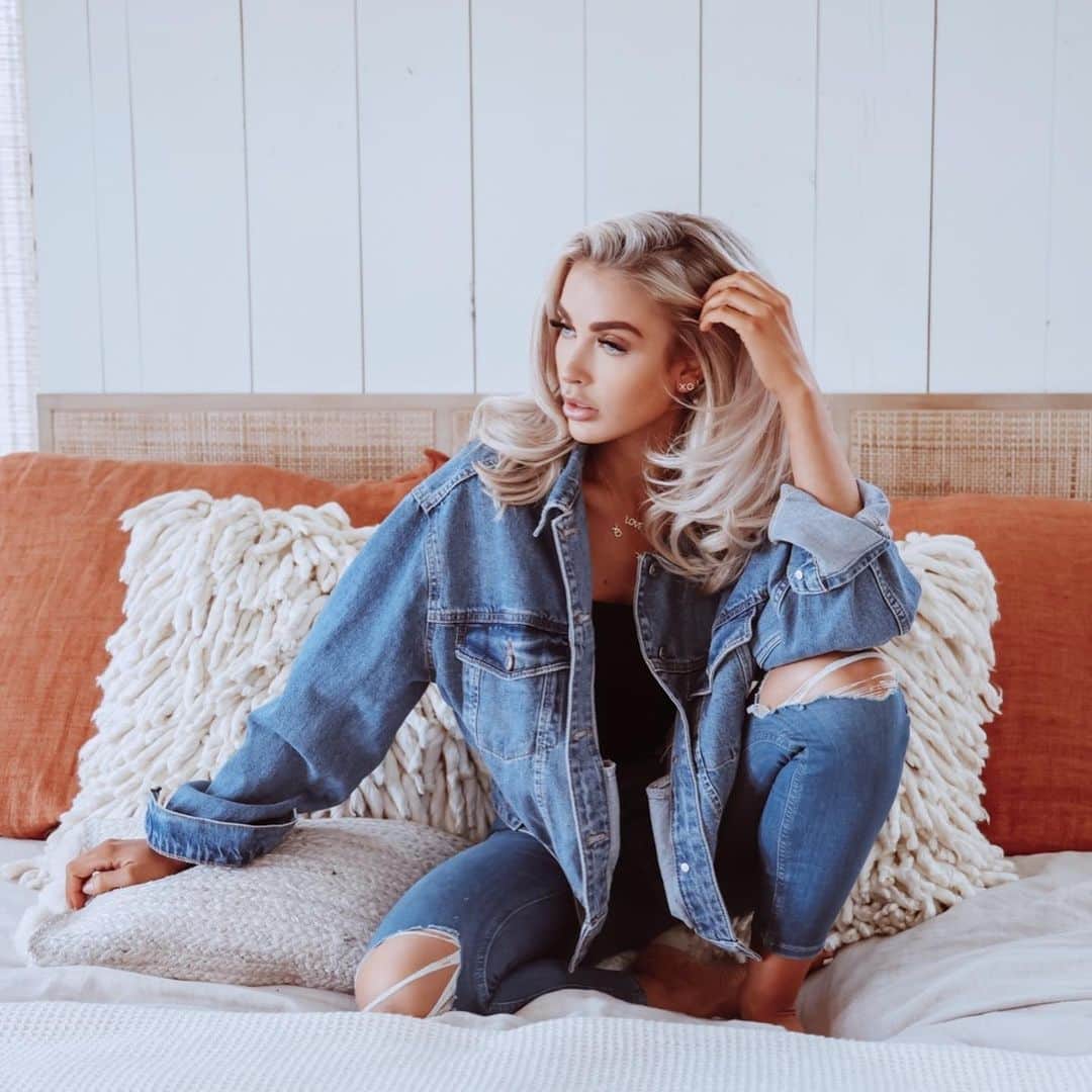 Cara Van Brocklinさんのインスタグラム写真 - (Cara Van BrocklinInstagram)「Denim on denim! Sharing some of my favorite denim pieces I have had for a couple years now and they are still a major go-to for me! @nordstrom #ad http://liketk.it/37bEX #liketkit @liketoknow.it」1月31日 2時07分 - caraloren