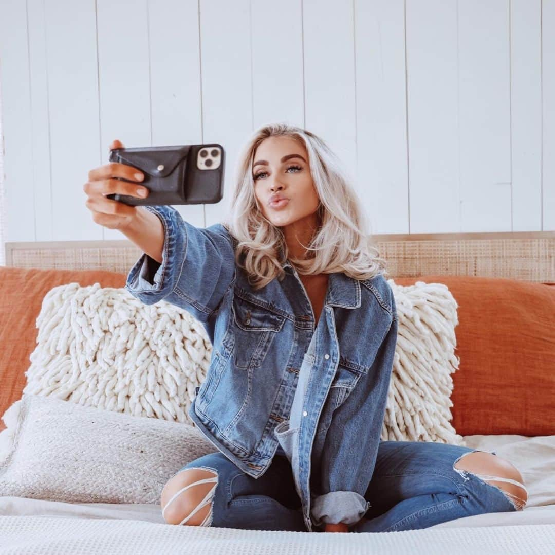 Cara Van Brocklinさんのインスタグラム写真 - (Cara Van BrocklinInstagram)「Denim on denim! Sharing some of my favorite denim pieces I have had for a couple years now and they are still a major go-to for me! @nordstrom #ad http://liketk.it/37bEX #liketkit @liketoknow.it」1月31日 2時07分 - caraloren