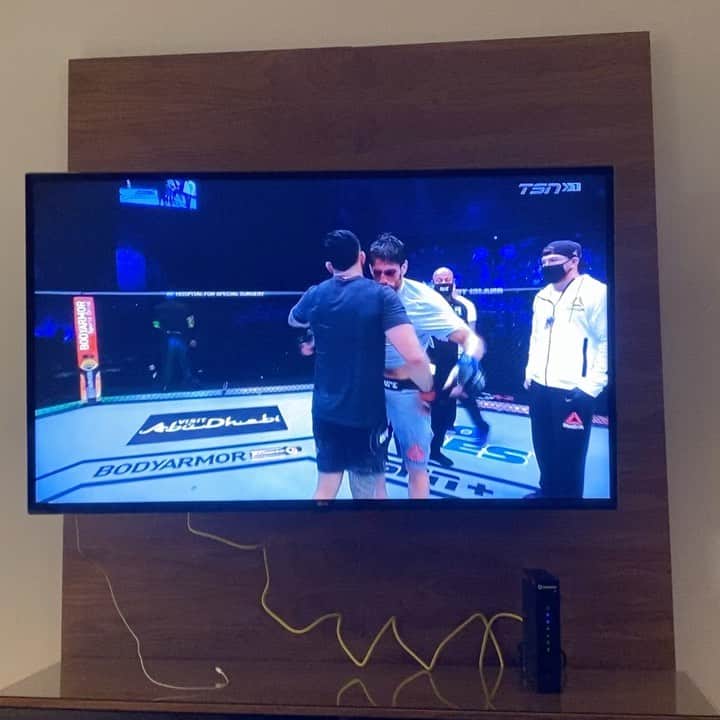 のインスタグラム：「😲 #UFC257 🙏🏼 #BornAchampion ... on a Conor McGregor card. 😉」