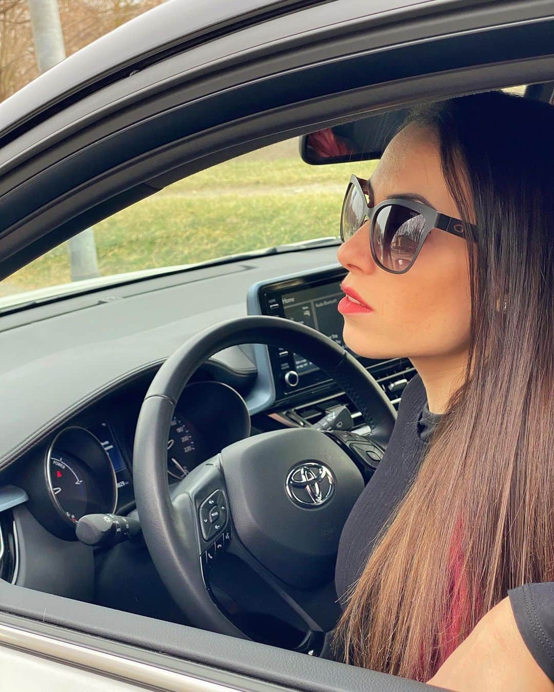 バネッサ・フェラーリのインスタグラム：「Settimana davvero intensa ma il duro lavoro darà i suoi frutti❣️ intanto però mi godo un po’ di riposo nel fine settimana😘👌 @toyota_italia  #ToyotaTeam #ToyotaHybrid #StartYourImpossible #VanessaFerrari」