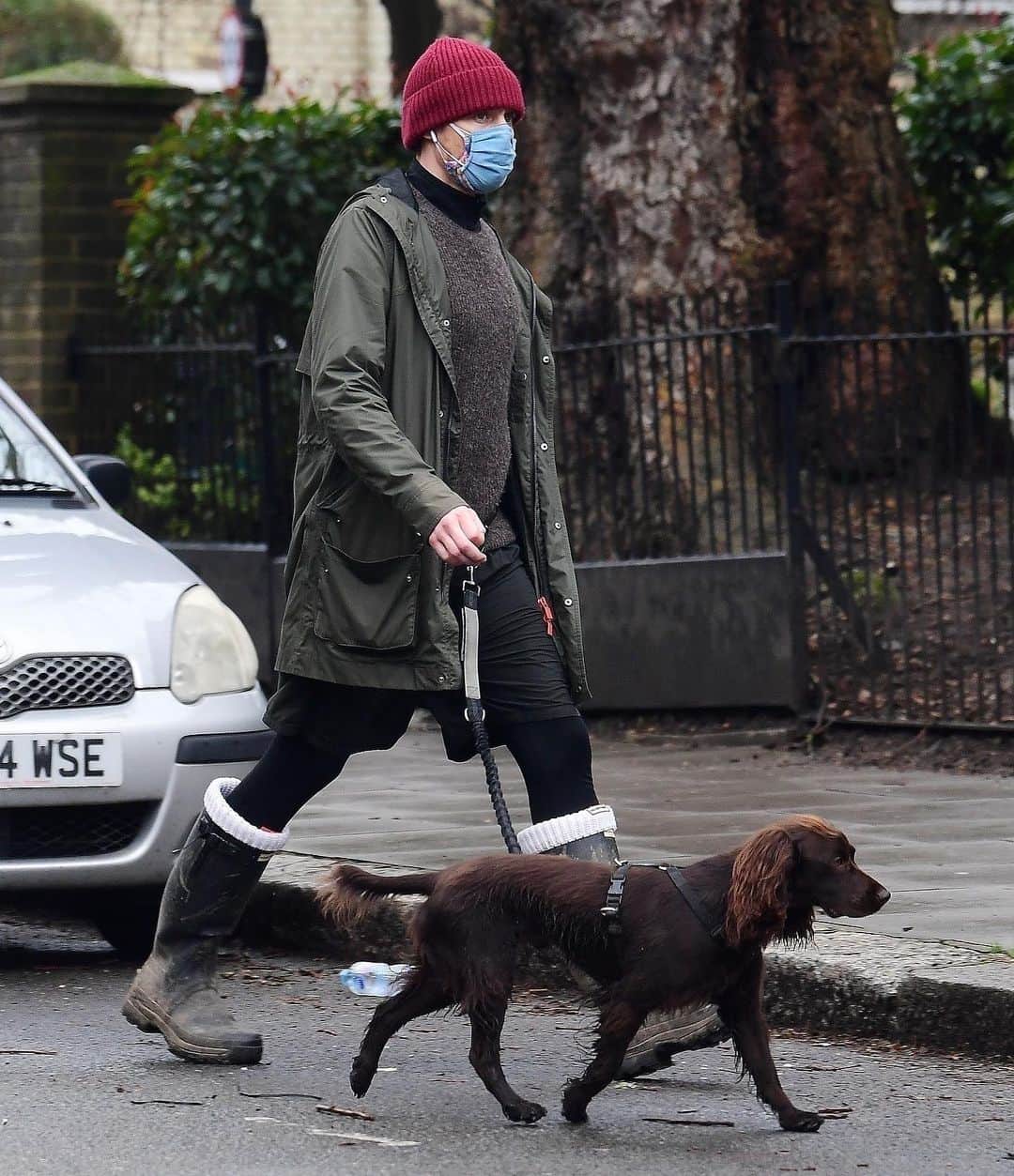 Just Jaredさんのインスタグラム写真 - (Just JaredInstagram)「Tom Hiddleston doubled up his face masks while taking his dog Bobby for a walk in London this week. More photos on our site! #TomHiddleston Photos: Backgrid」1月31日 2時15分 - justjared