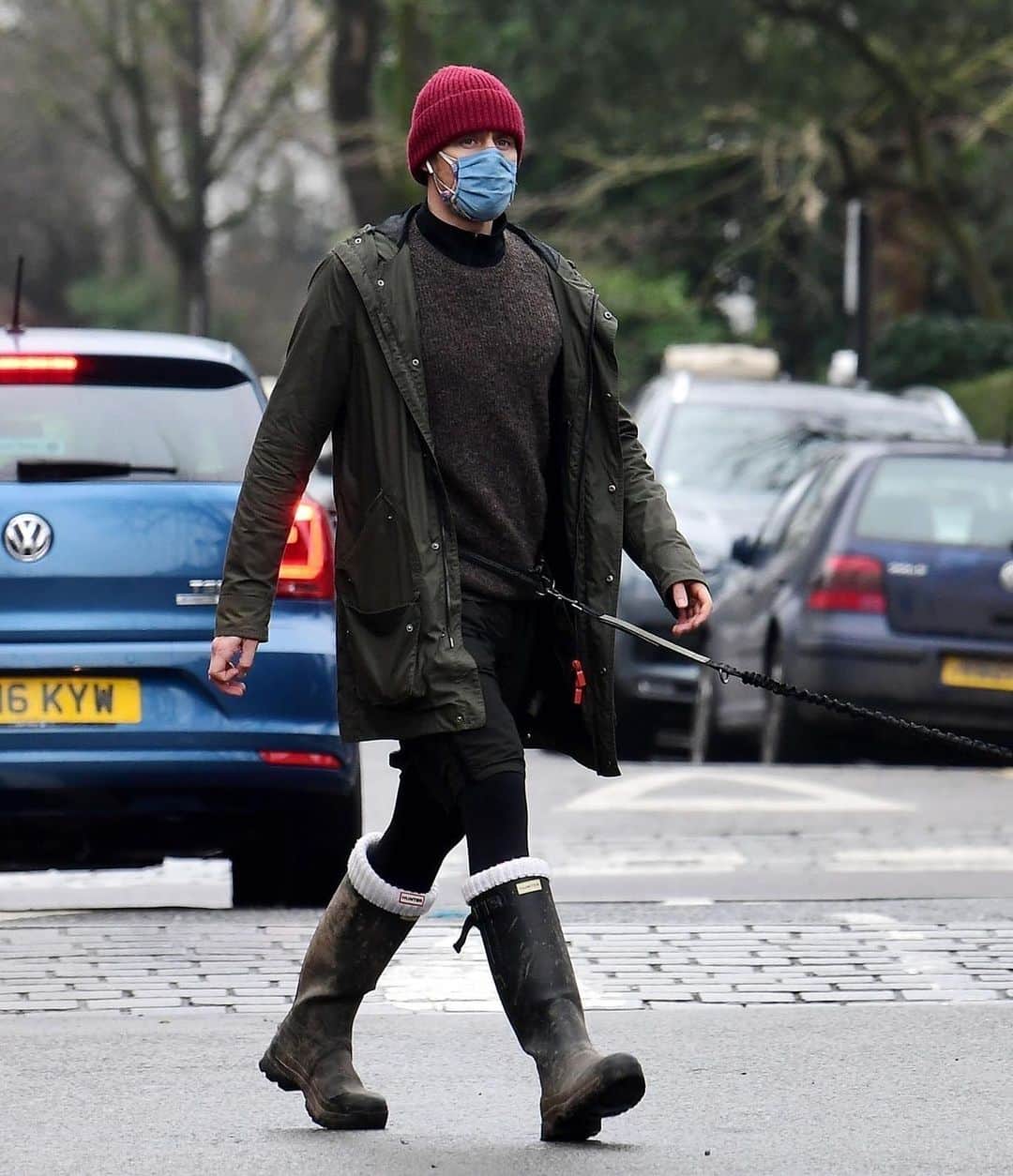 Just Jaredさんのインスタグラム写真 - (Just JaredInstagram)「Tom Hiddleston doubled up his face masks while taking his dog Bobby for a walk in London this week. More photos on our site! #TomHiddleston Photos: Backgrid」1月31日 2時15分 - justjared