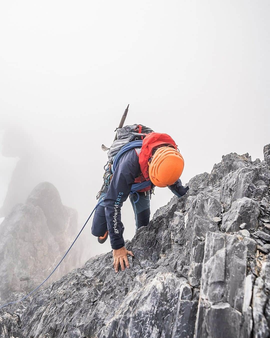 ミレーのインスタグラム：「There's nothing such as scrambling on rocks in a foggy mystical atmosphere...  📷 @wanderblondies   #MilletRiseUp」