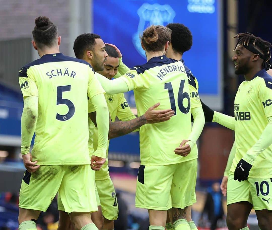 ファビアン・シェアさんのインスタグラム写真 - (ファビアン・シェアInstagram)「3 points and a clean sheet! Love it boys!!! ⚫️⚪️ #nufc」1月31日 2時31分 - fabianschaer_official