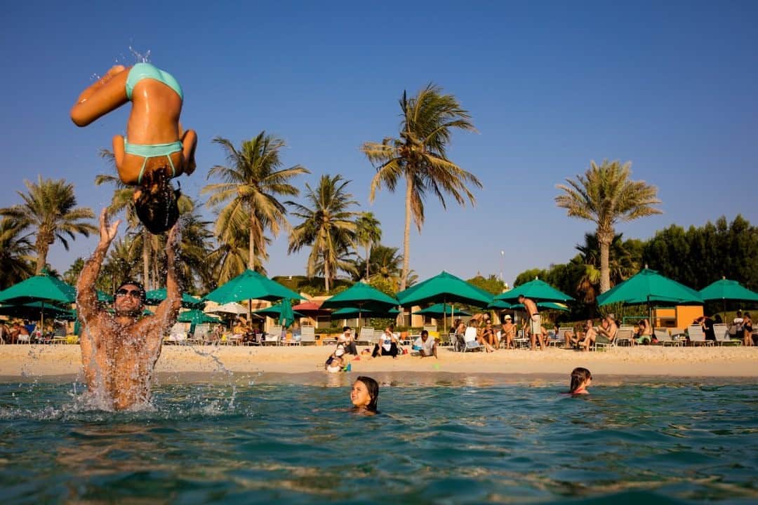 ナショナルジオグラフィックさんのインスタグラム写真 - (ナショナルジオグラフィックInstagram)「Photo by @tasneemalsultan / Families spend time in Jeddah at a private beach. The coastal city prides itself on its warm water  year-round. #Jeddah #saudiarabia」1月31日 2時34分 - natgeo