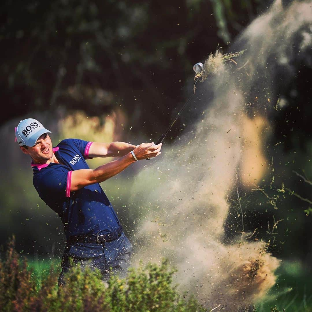 マルティン・カイマーのインスタグラム：「Tough grind in the sand today 🤯 obviously not the moving day I was looking for, but there is one more round to go tomorrow 🙌🏽 #EuropeanTour  thanks for that picture 📸 @matthewharrisphotographer 🤩」