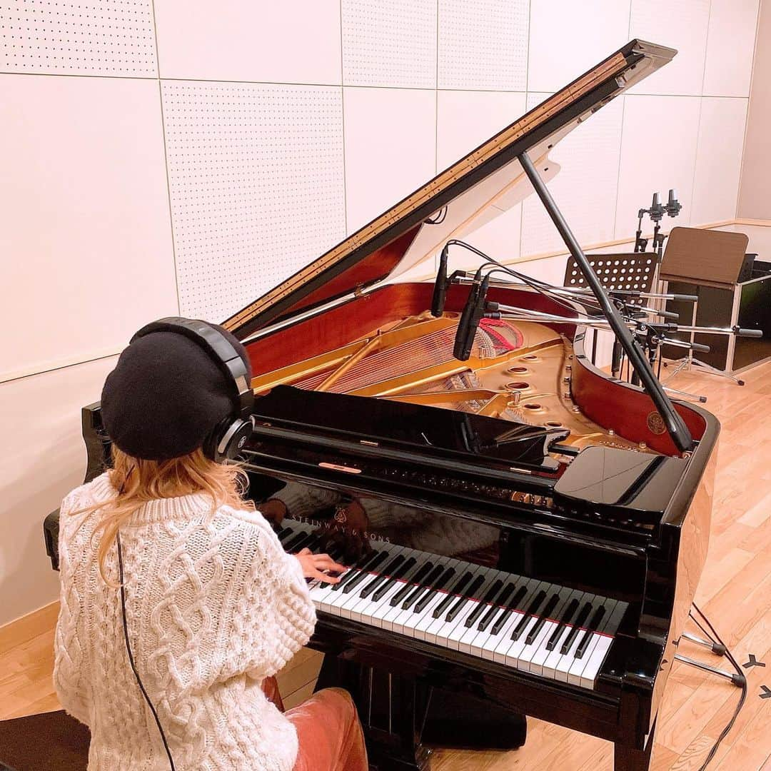 森彩乃さんのインスタグラム写真 - (森彩乃Instagram)「おんがくたのしい🤘 ・ ・ ・ ・ ・ #recording #rec #piano #pf #grandpiano #steinwayandsons #pianoplayer #pianist #pianomusic」1月31日 2時36分 - moriayano1119