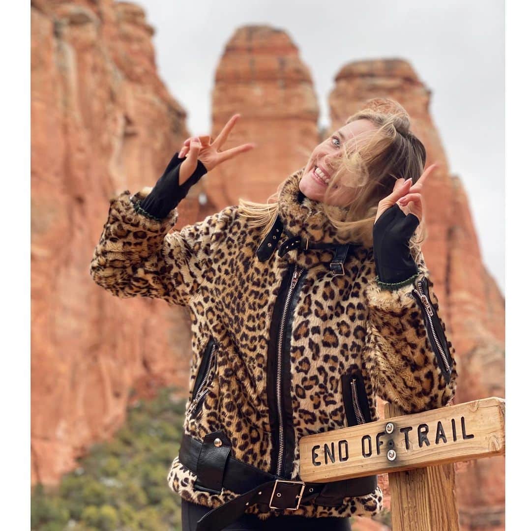 ヴラダ・ロスリャコヴァのインスタグラム：「What a blessing from the sky! 🙏 I supposed to only have 1 hour to walk this beautiful Cathedral Rock trail, but than my flight was delayed for 3 hours 🎉 So I got to enjoy this beautiful nature for longer, to stop and appreciate the landscape, to breathe the air, to meet some people from the trail we walked yesterday and chat with them a bit. ✨ If you haven’t been here, please plan so... I will definitely come back! 😎」