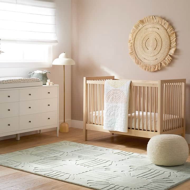 ジャスミン・トゥークスのインスタグラム：「An underrated self-care activity: decluttering. 💆 Make it fun with our functional, trend-forward bookcases, toy boxes and bins & baskets. 🦒 How do you make tidying up a fun activity + include your little ones?  #TidyUp #PlayroomStorage #KidsStorage #ToyStorage #Declutter #StylishStorage」