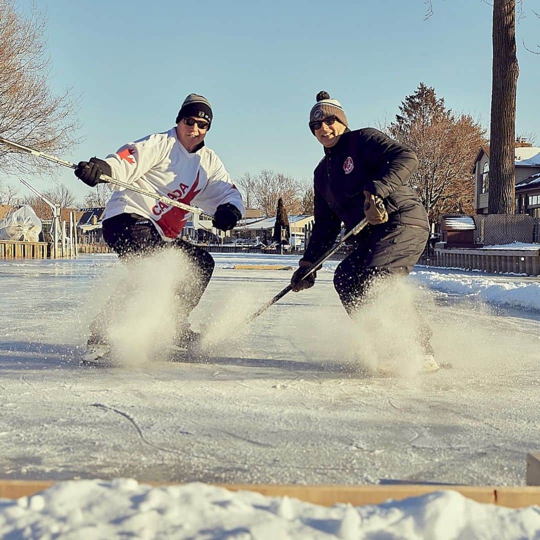 デイブ・クーリエのインスタグラム：「My buddy @nhl hall-of-famer,  Larry Murphy stopped by our pond wearing his 1987 Canada Cup practice jersey. @jaims1400 @larry_murphy_55 @drwafanpage #cutitout #hhof #hockey 📸 @melissacoulier #nhl #lgrw #hockeystop」